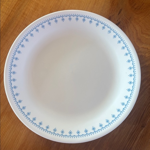 Corelle Dinner Plate with Blue Snowflake Border Set of 7 - Picture 4 of 10